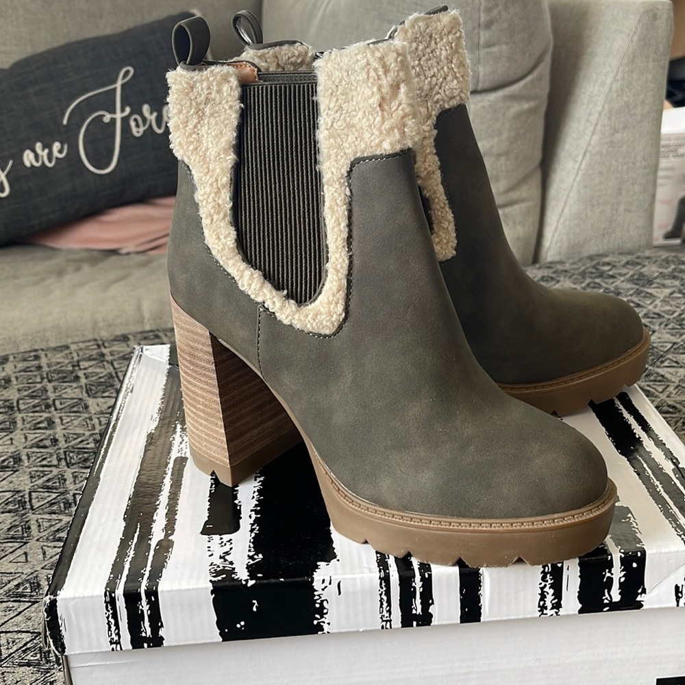 NIB dolce vita army green boots with cream shag accent